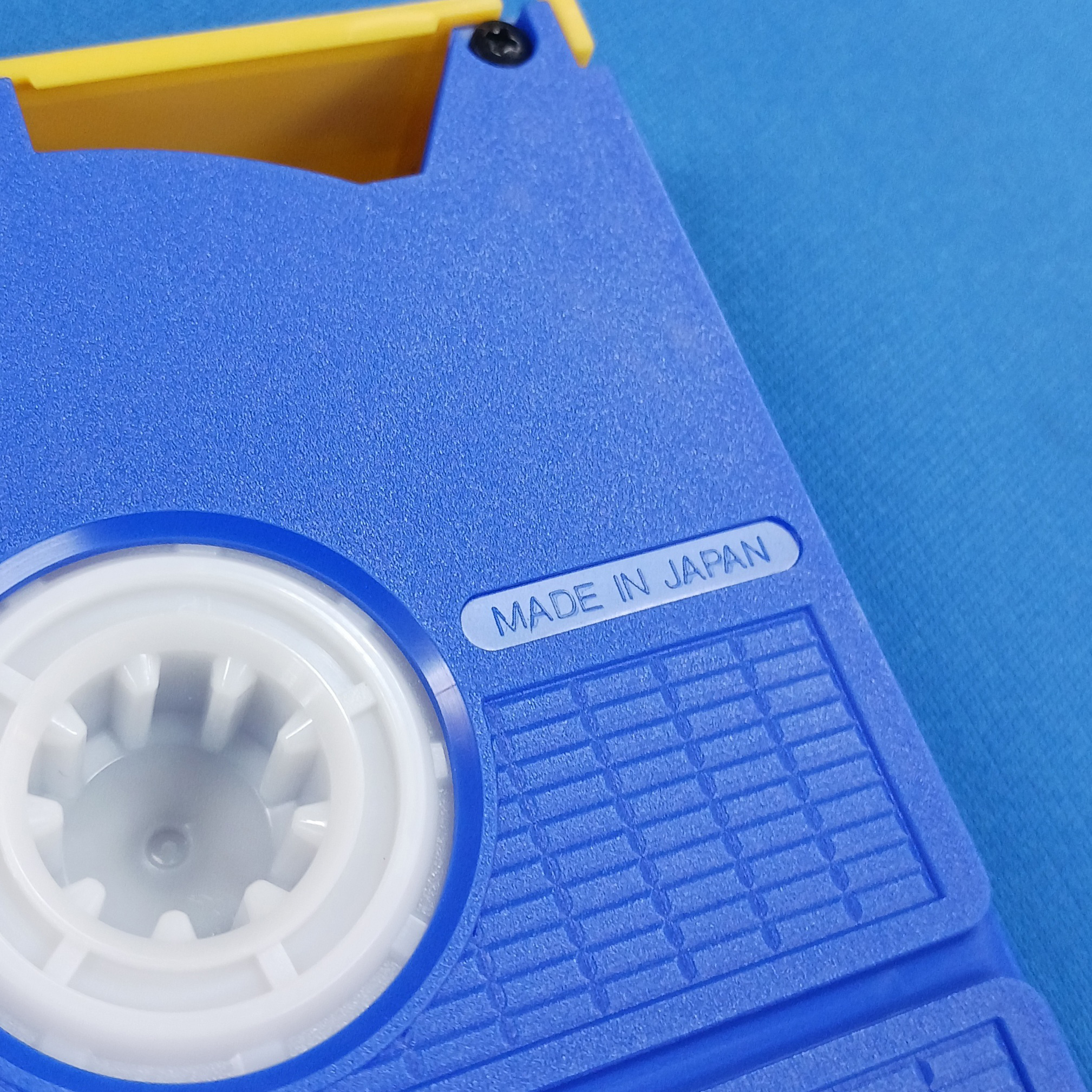 VHSテープ裏面のMADE IN JAPAN刻印部分のアップ