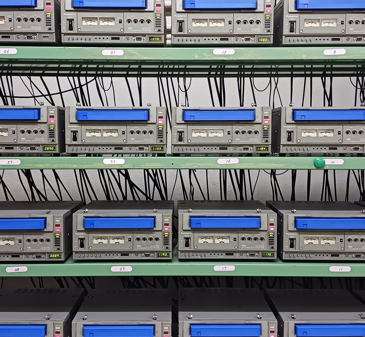 VHSダビング機材 パナソニック業務用ビデオレコーダー「AG-6851H」を並べた様子