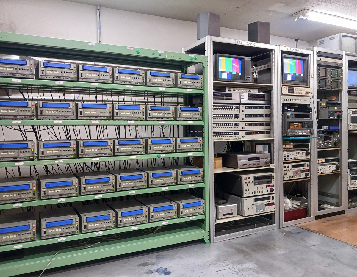 VHSダビングで使用しているパナソニック業務用ビデオレコーダー「AG-6851H」、マスター、分配器、ブラウン管モニターなどのビデオダビングシステムです